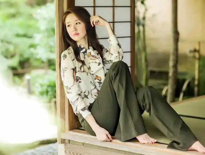 图集张雯,出生于上海,中国内地女演员,毕业于上海戏剧学院.