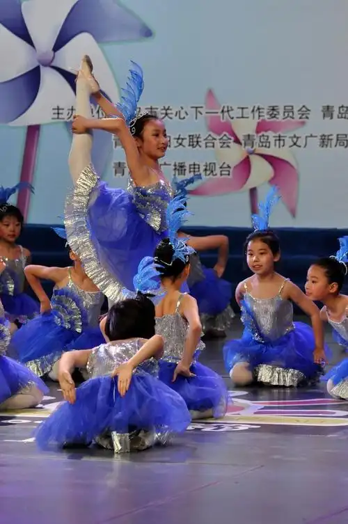 2013年青岛市六一有梦就有希望歌舞晚会花絮