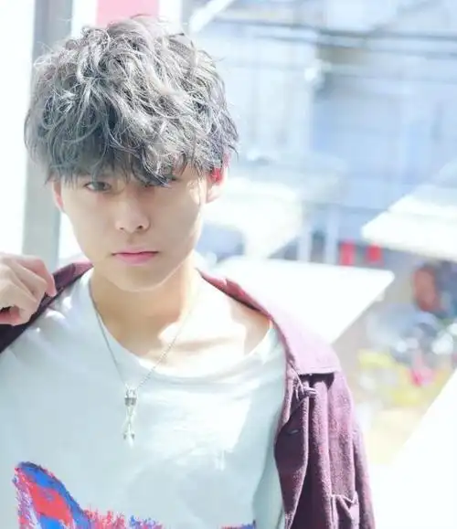 男生轻微纹理烫换个纹理发型感觉帅多了