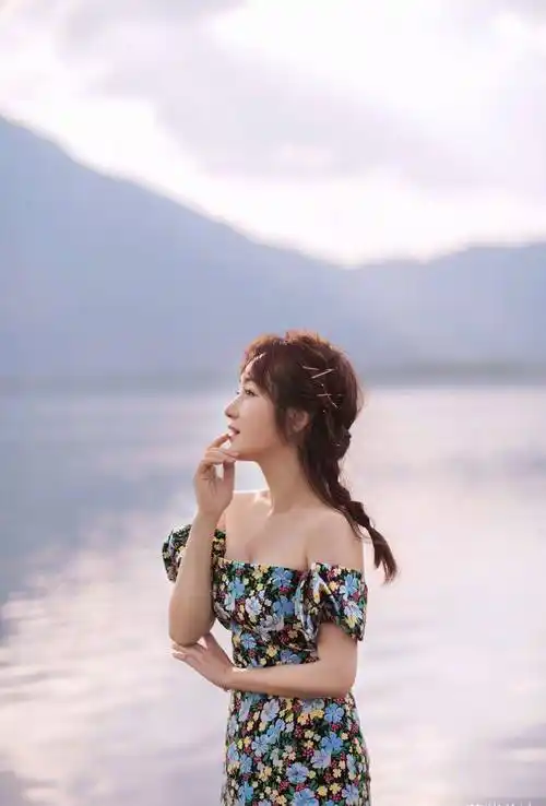 一把年纪还"装美",杨钰莹太不害臊,穿粉色裙子动作很僵硬_显得_领口处