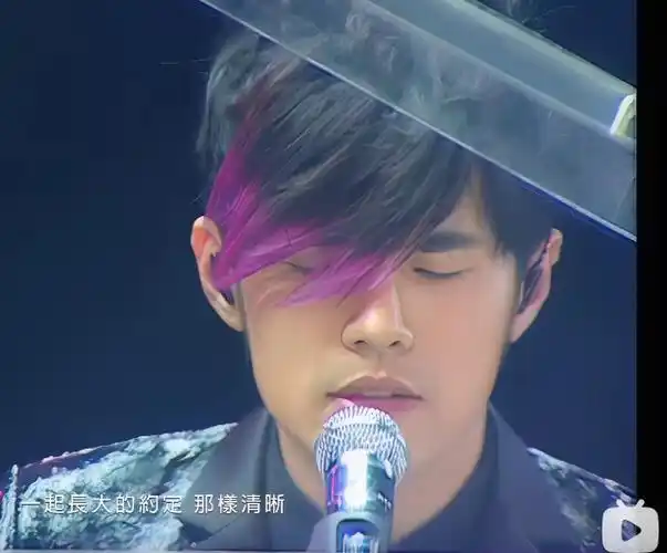 上班摸鱼看杰伦演唱会