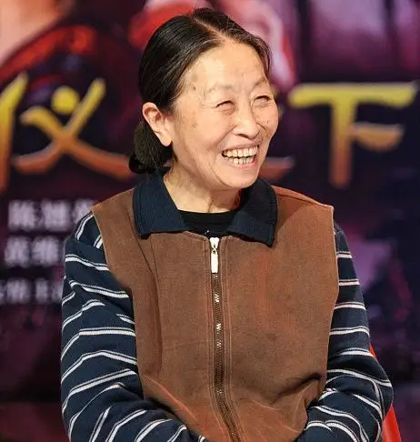 原创83岁张少华近照,出道26年仍住40平房,患病亲儿子不管不顾