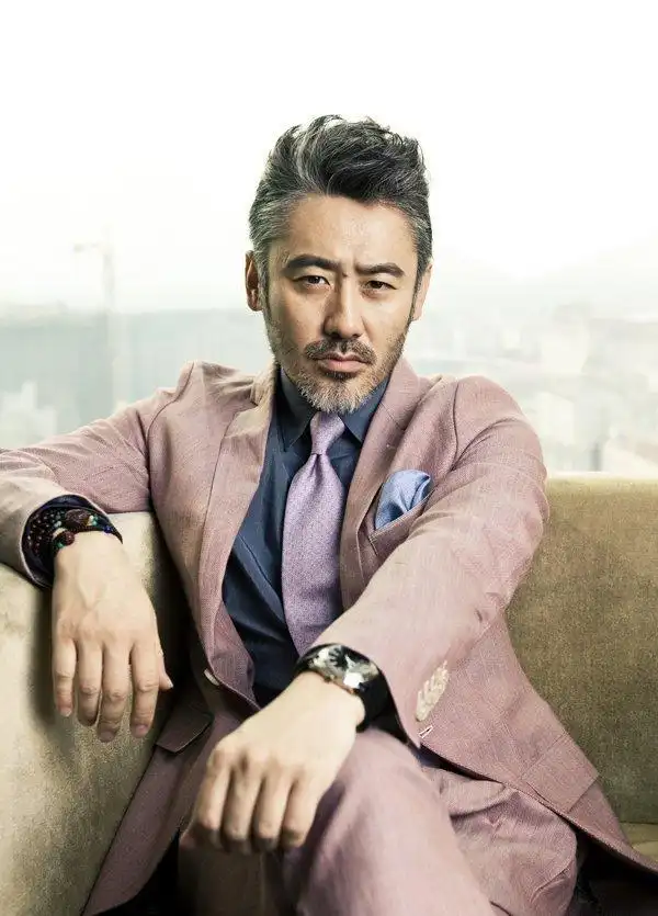 吴秀波这款时尚胡渣大叔造型,浅粉色西装浅紫领带搭配蓝灰色衬衣,修身