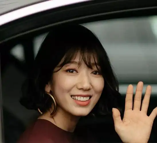 因为要拍摄电影《韩影call》,所以朴信惠为了角色"书研"特意将头发