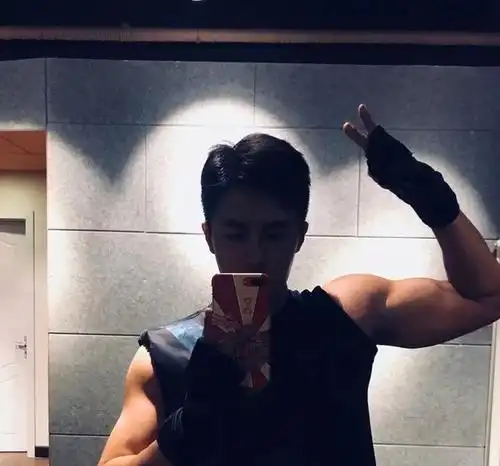 健身堪比整容!土味明星变身雅痞大叔,连亲妈都没认出他是谁?