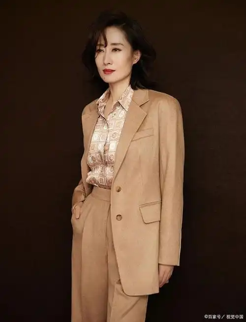 刘敏涛的红色高跟鞋风情万种,真迷人,大女人的春天来了!