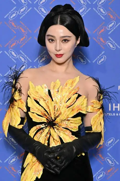 范冰冰#惊艳亮相第76届#戛纳电影节#开幕红毯再来一套造型生图!收图!