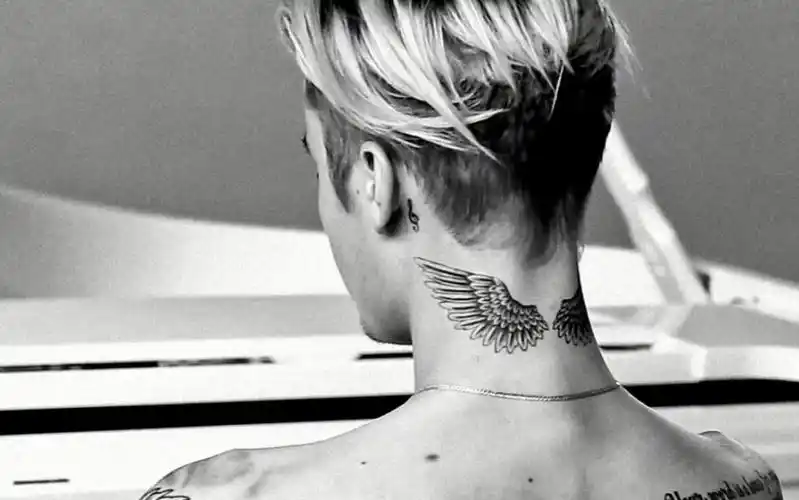 justin bieber 展示他的部分纹身,并赋予了它们意义(2017年)