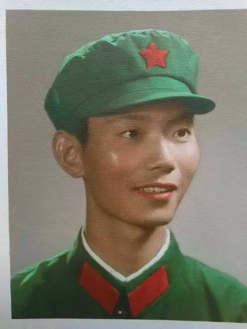 小时候 军人是我崇拜的偶像 我在后方 叔叔在前方   当代军人照片