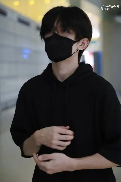 易烊千玺也吃到了浦东机场的苦##易烊千玺 米兰时装周##emporio