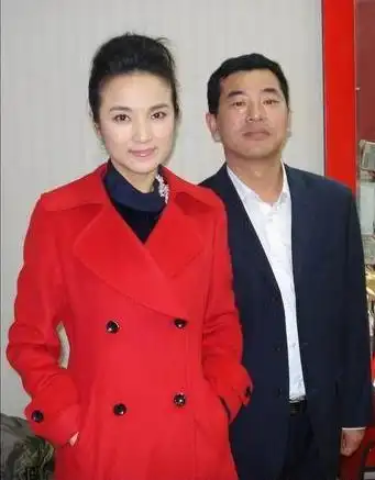 管彤终于不藏了!老公孩子双双露面,曾被传与韩红关系匪浅