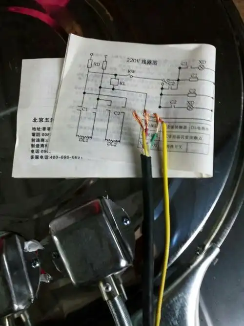 家里新买的电饼铛四根线都怎么接 其中三根在在一起包着有一根在外边
