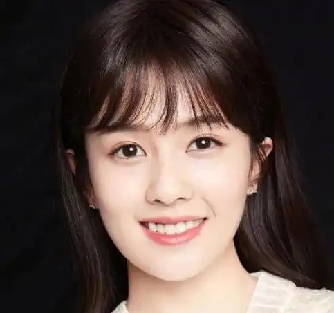 近日,演员女星白鹿在自己的微博上发文表示自己已经停止了和于正先生