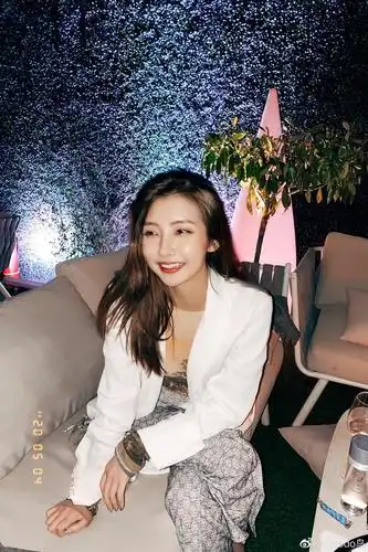 豆得儿小号新发的照片有被美到