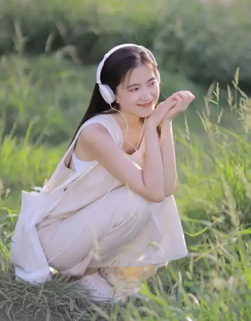 拍照会手脚不自然,可以以坐姿或蹲姿来避免姿势的不自然,像下面的女生