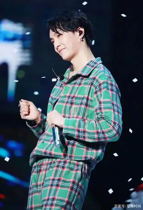 张艺兴穿绿色格子套装,太有个性了!随意凹造型都很帅很时尚