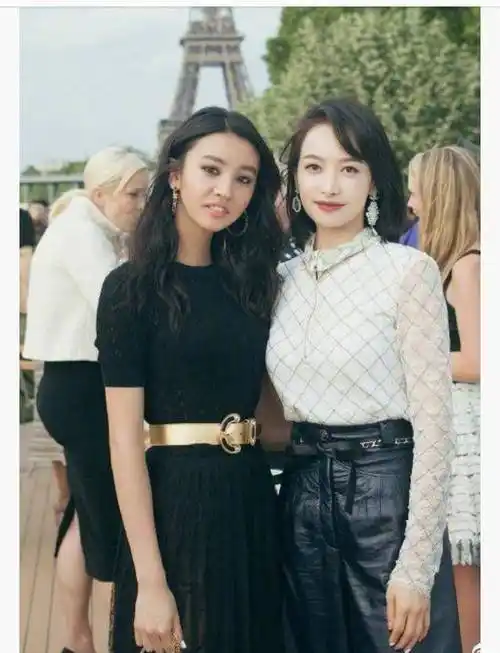 宋茜穿红白格纹套装前往巴黎,机场摆拍时尚感强,颜值在线_唐艺昕_女王