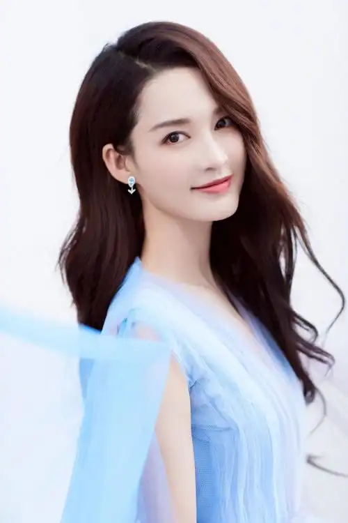 李沁 绿洲晒央视国庆晚会造型,今天是乖巧仙女风!