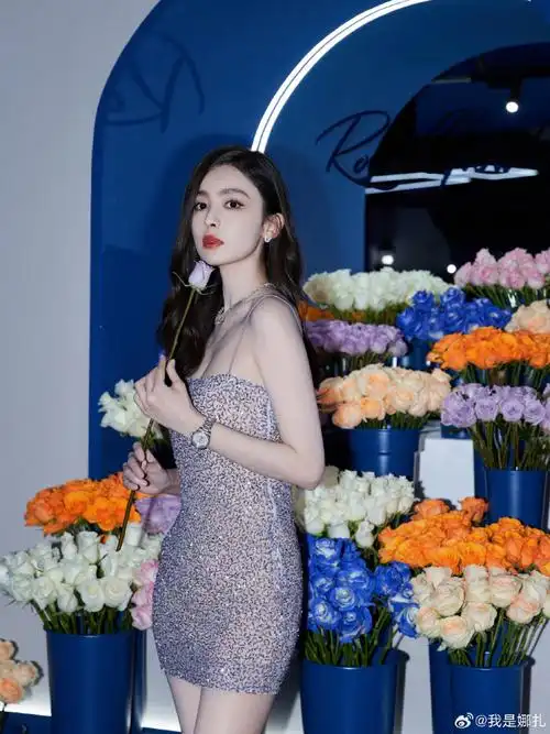 古力娜扎 性感吊带包臀裙#娜扎金色女郎