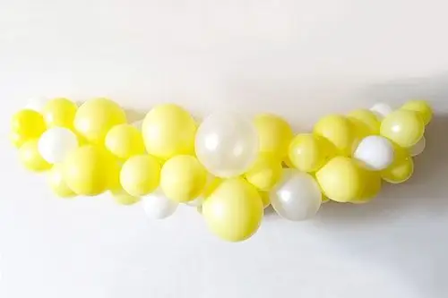 最简单的墙上气球装饰:气球绑成一串成为彩色气球链(步骤图解)