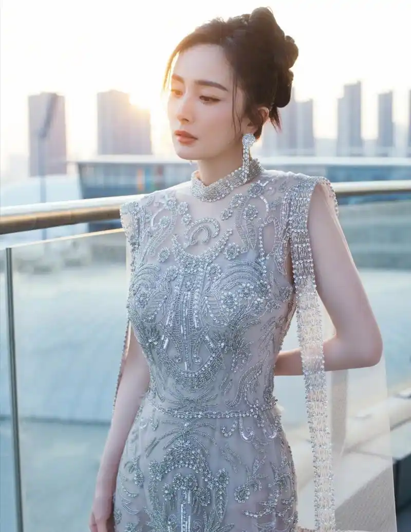 杨幂红毯造型,粉色蓬蓬纱裙灵动少女,金色碎钻流沙长裙性感妩媚