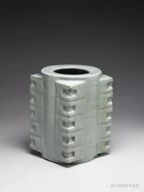 两件南宋官窑琮式瓶欣赏