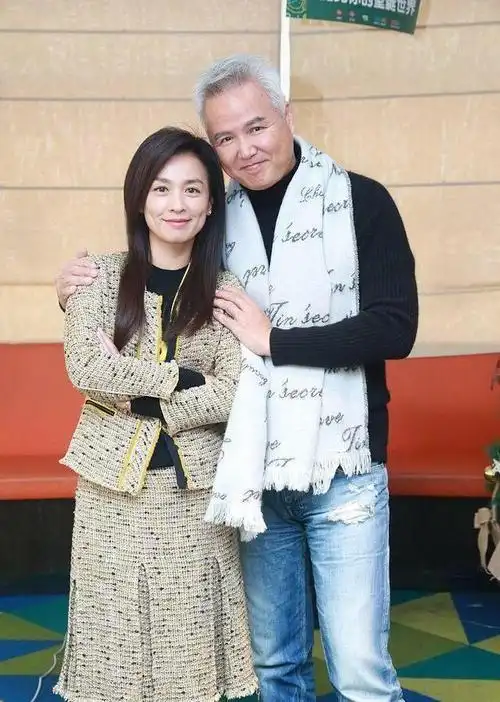 将"老公熬成爹"的5位女星,明明年龄差不多,看着却像两代人