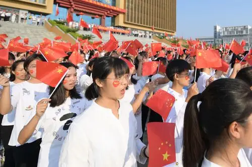 庆祝中华人民共和国成立70周年我校举行同升国旗同唱国歌庆祝中华人民