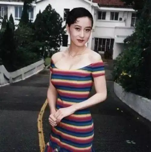 利智年轻时泳装秀利智当年到底多美