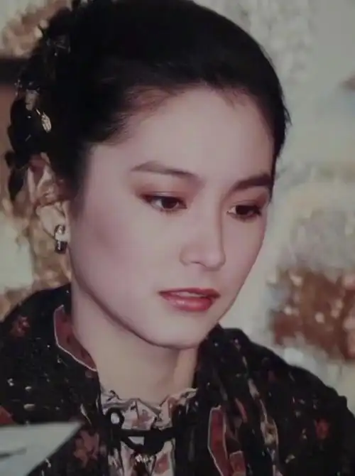 林青霞超话神采飞扬却不张扬,唯一一个集清纯,明艳,英气于一身的美貌