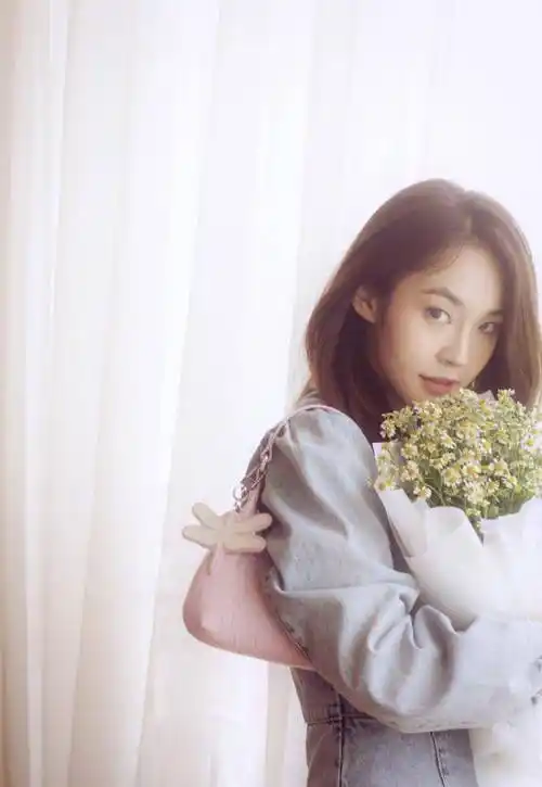 张佳宁温婉浅笑超迷人,气质高洁人比花娇,甜美可爱不输赵丽颖_雏菊