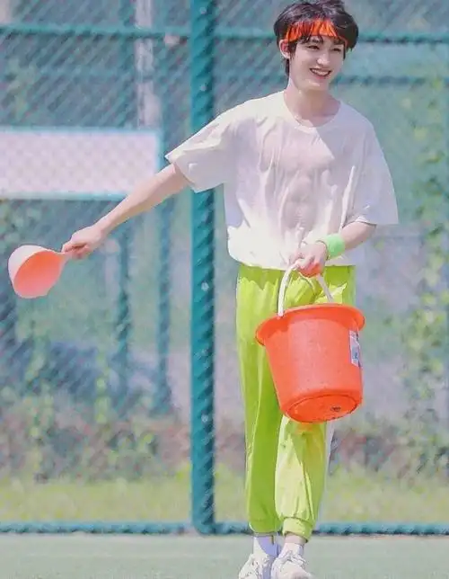 tnt时代少年团  哥哥们的腹肌照