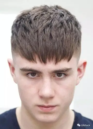 我们都知道男生的发型,尤其是夏天的发型,最好是短些,把刘海掀起来