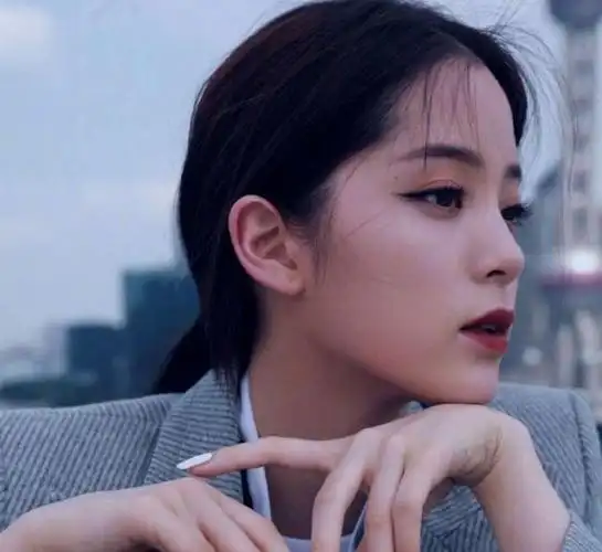 欧阳娜娜鼻子二次发育看到侧脸美照才知道原来是妆容效果