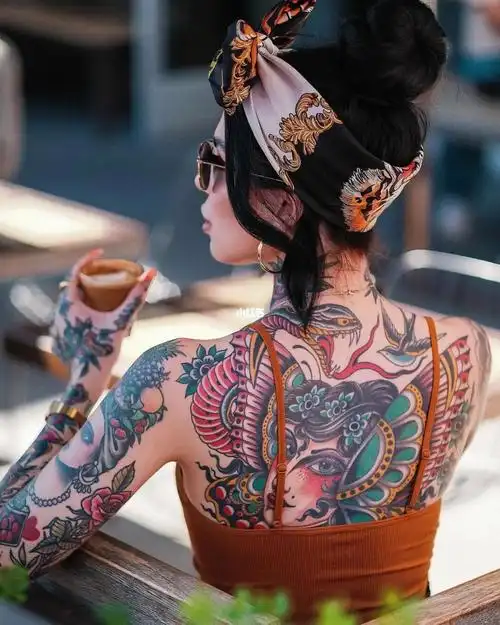 花臂女神这次有背面纹身的图片