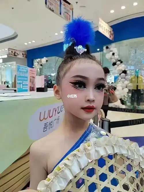 舞台妆,真是怎么夸张怎么来,精致到无可挑剔