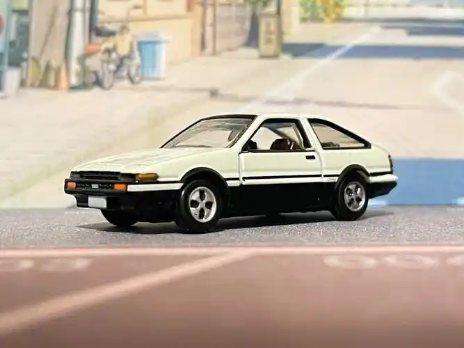 这款86是黑盒版 隐藏式车灯 车的轮毂也还原真车 车尾部刻画的比较