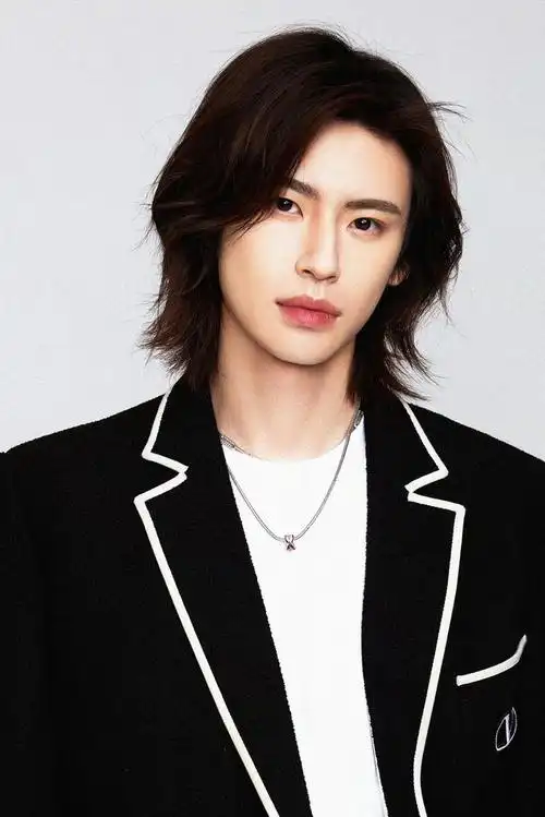 hi!这有一套小鬼王琳凯的「出道五周年」制服写真请查收～这身制