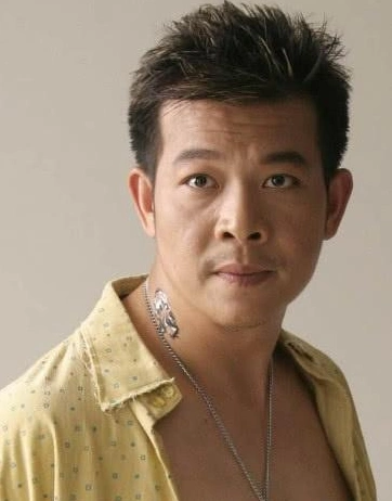 他是香港反派之王演技堪比刘德华如今却为妻子在酒吧驻唱