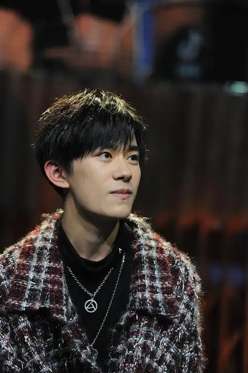 易烊千玺:龙年大吉,荧屏新篇章