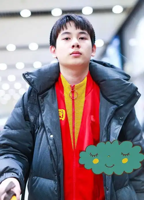 中戏校服真百搭胡先煦解锁第四种搭配成校服宣传小能手