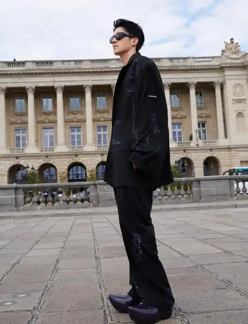 易姐直击时装周##刘昊然身上的随性感#@刘昊然turbo最新写真来啦