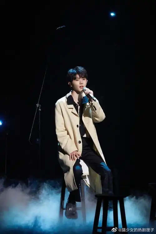 马嘉祺白色重工西装