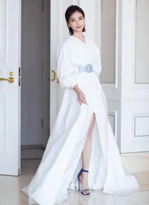 刘涛晒照一袭白裙显气质脚上灰指甲成关注焦点