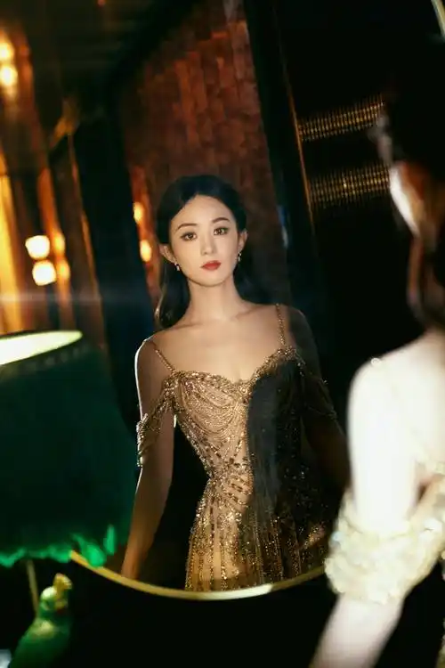 赵丽颖鎏金连衣裙造型雍容华贵气质不凡