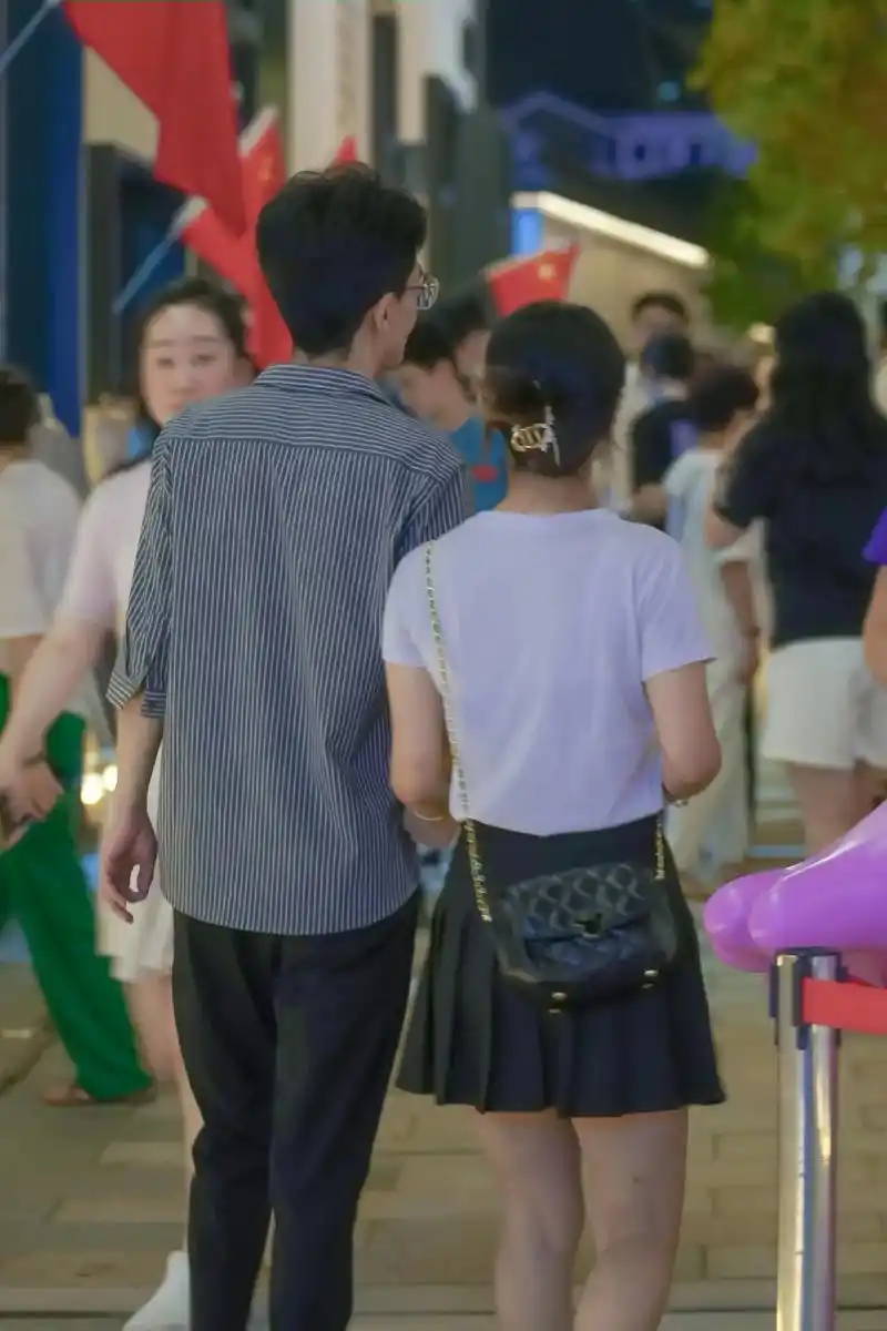 情侣逛街.今天这组照片是抓拍的,直接拍他们说不太好意思,我太 - 抖音