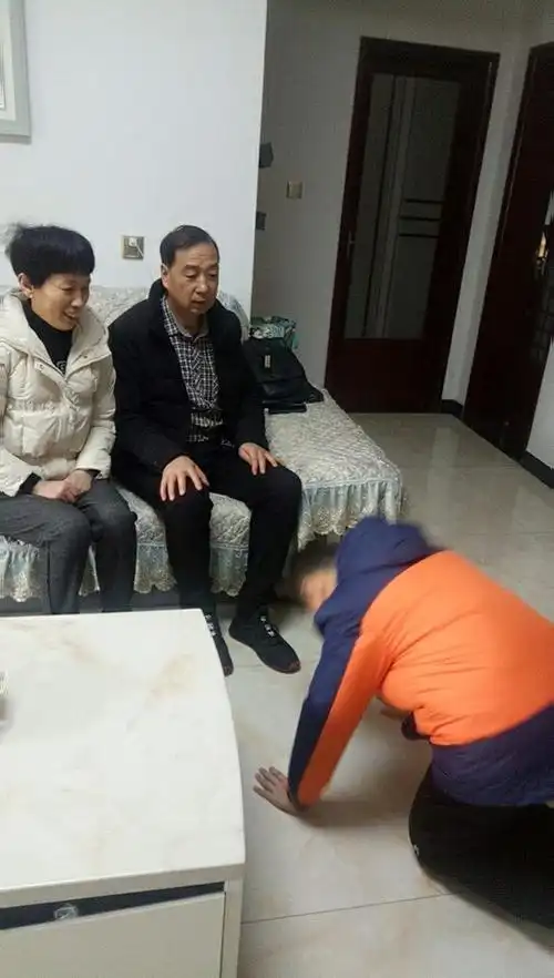 郑州一中汝州实验中学菁英二班2019年春节叩拜长辈活动——菁英二班