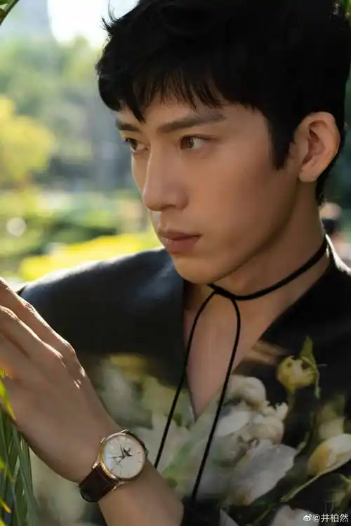 井柏然最新《周末画报》杂志大片来啦,下雪天氛围感满满,眼神中透露