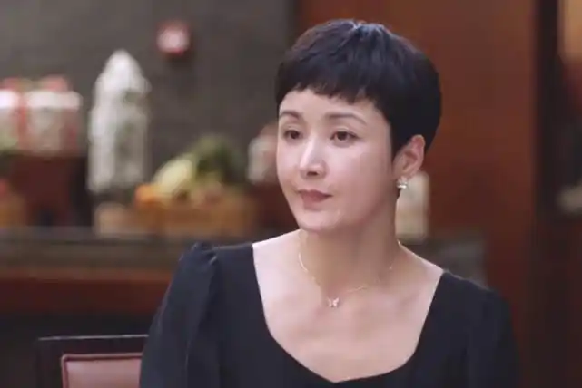 黄曼在电视剧《少年派2》中扮演的邓小琪的妈妈邓心华,和刘孜一样