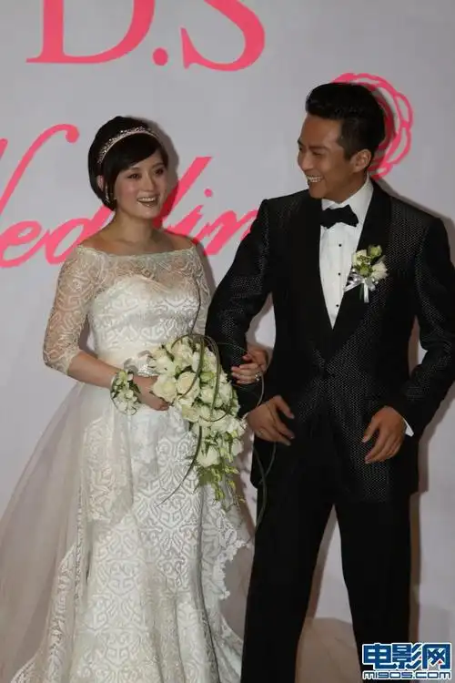 邓超,孙俪大婚绝美登场 甜蜜亲吻全场疯狂